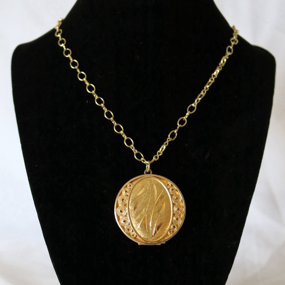 Gold Embossed Vintage Locket - Picture 2 of 5